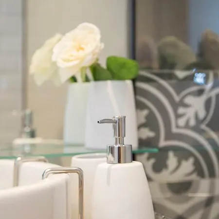 Апартаменты Liiiving In - Cozy & Chic Downtown