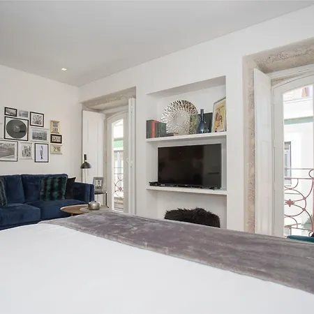 Liiiving In - Cozy & Chic Downtown Apartment