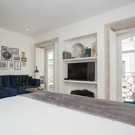 Liiiving In - Cozy & Chic Downtown