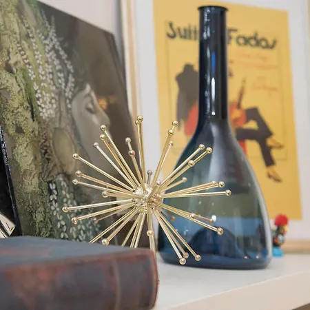 Liiiving In - Cozy & Chic Downtown