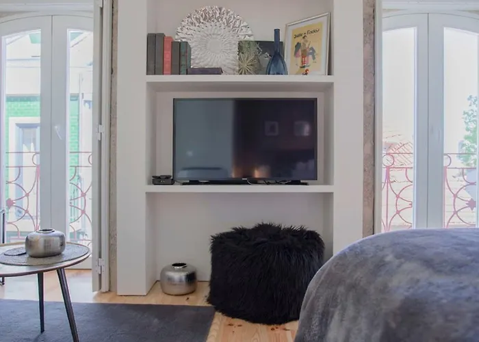 Liiiving In - Cozy & Chic Downtown