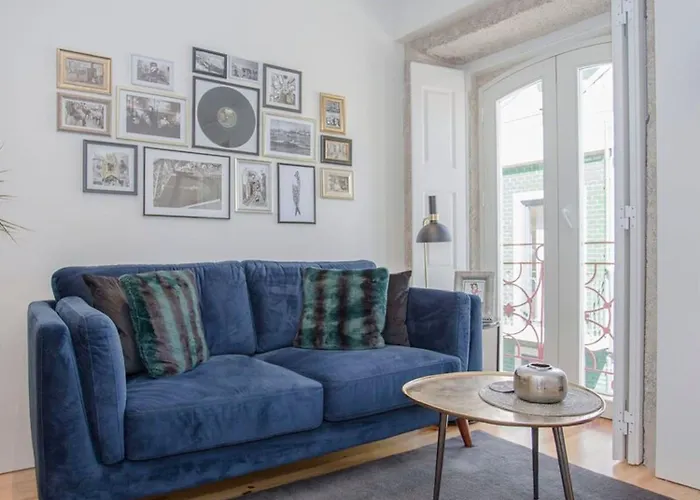 Liiiving In - Cozy & Chic Downtown Daire