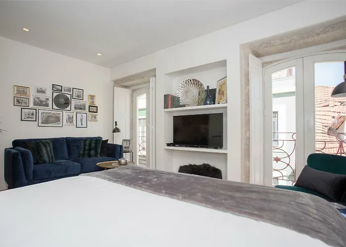 Liiiving In - Cozy & Chic Downtown