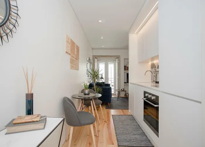 Liiiving In - Cozy & Chic Downtown Daire *