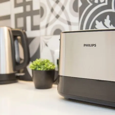 Liiiving In - Cozy & Chic Downtown