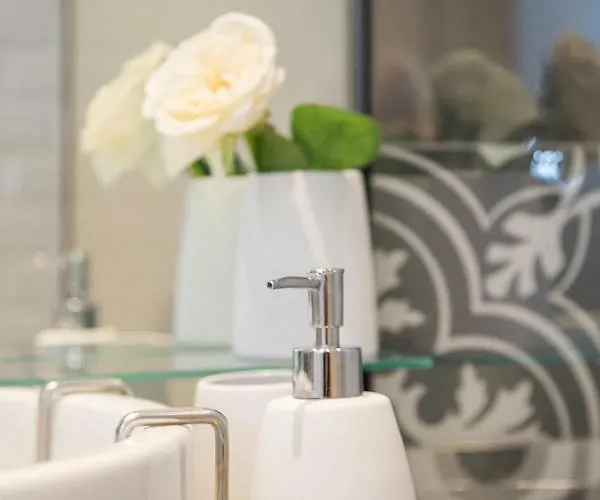 Apartament Liiiving In - Cozy & Chic Downtown