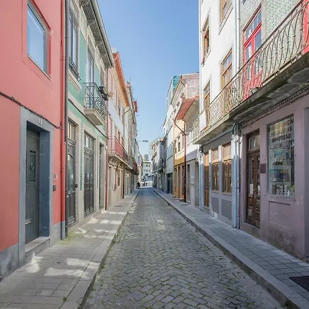 Liiiving In - Cozy & Chic Downtown Apartment