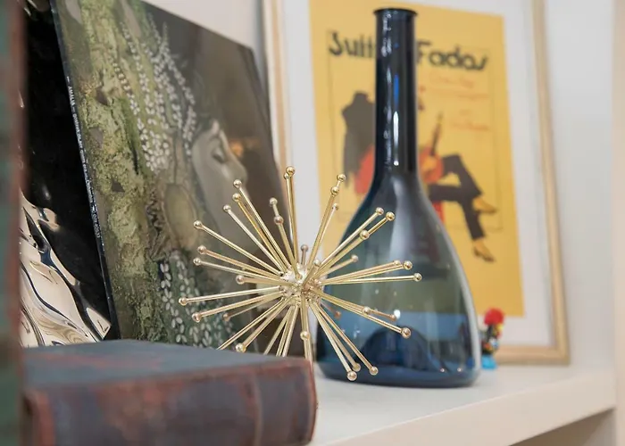 Liiiving In - Cozy & Chic Downtown