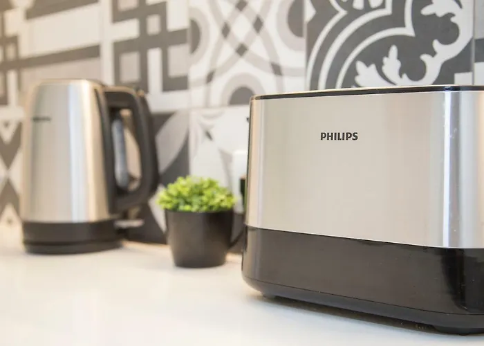 Liiiving In - Cozy & Chic Downtown