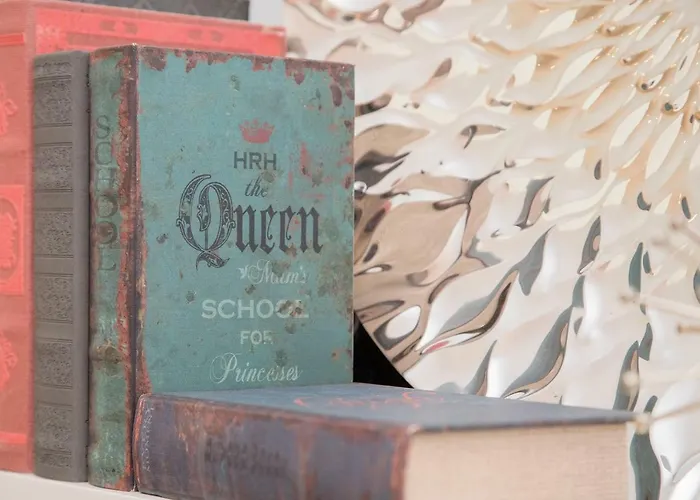 Liiiving In - Cozy & Chic Downtown *